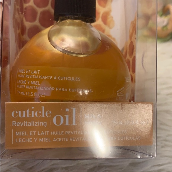 Cuccio Cuticle oil Revitalizing milkand money BNIP - Picture 2 of 6